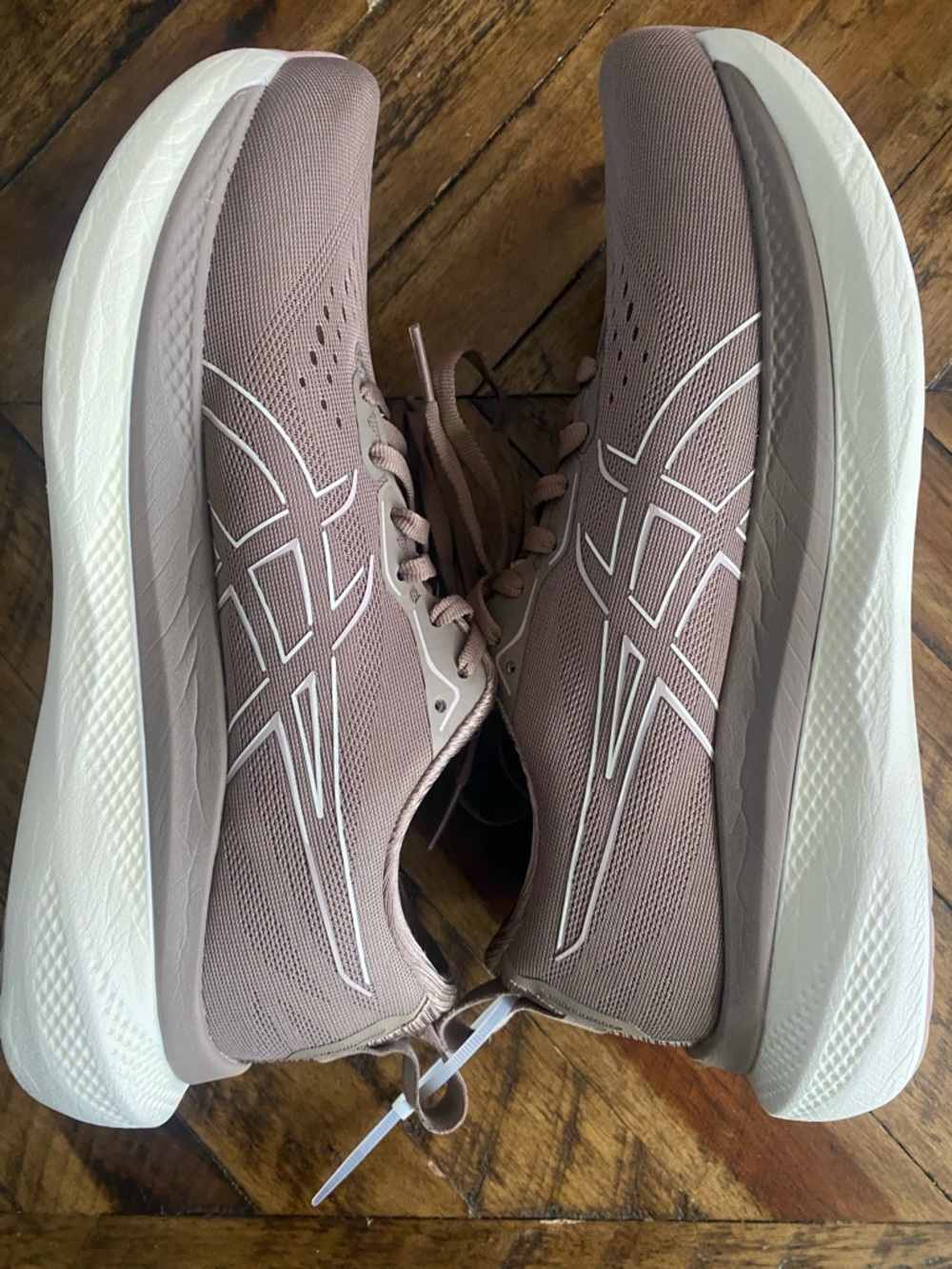 NWOT Asics Women’s Running Sneakers in Mauve and White - Picture 6 of 7